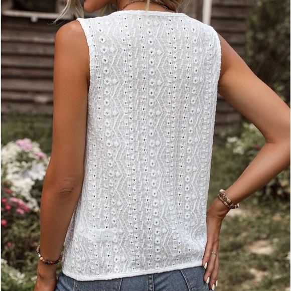 New white notched neck eyelet tank top - Picture 5 of 6